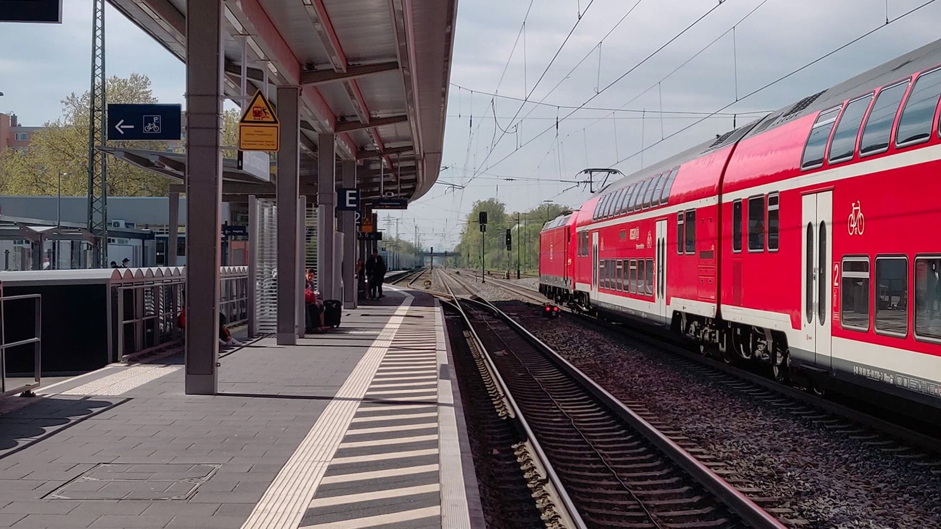 rote DB Regio Bahn steht im Bahnhof am Gleis