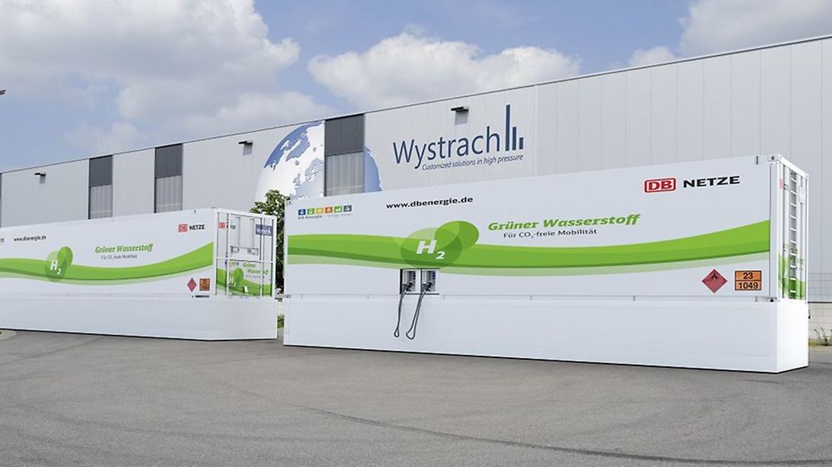 Container mit Schriftzügen zu "Grüner Wasserstoff" vor Wystrach Gebäude