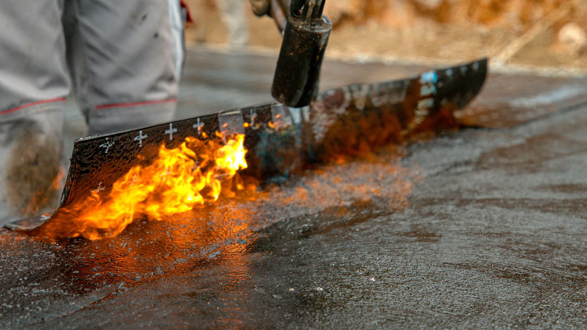 Bitumenschweißarbeiten am Boden.