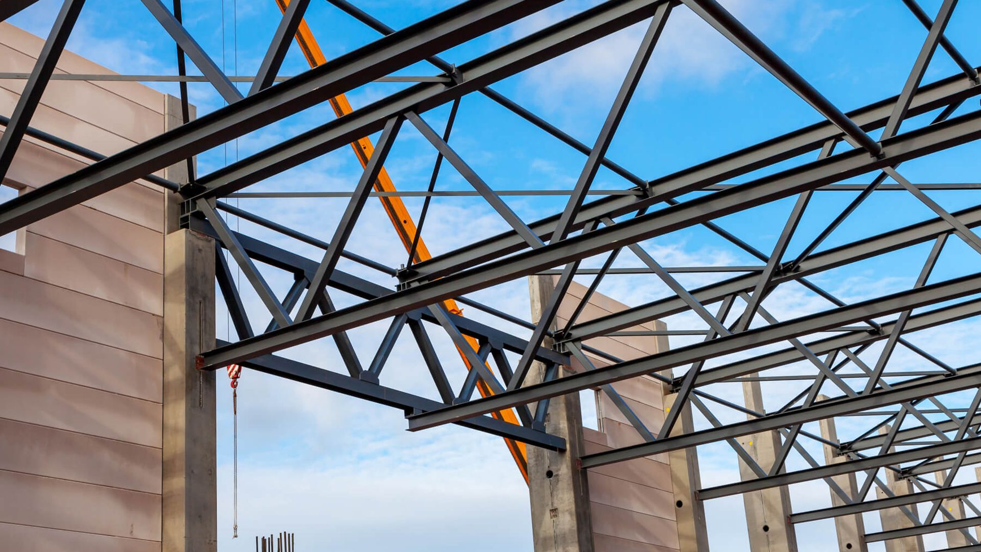 Blick von unten auf Traversen.