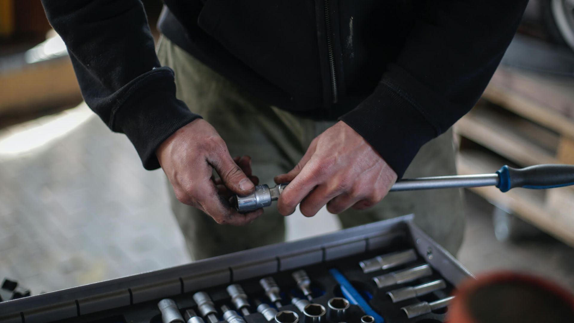 Ein Mann wechselt das Werkzeug.