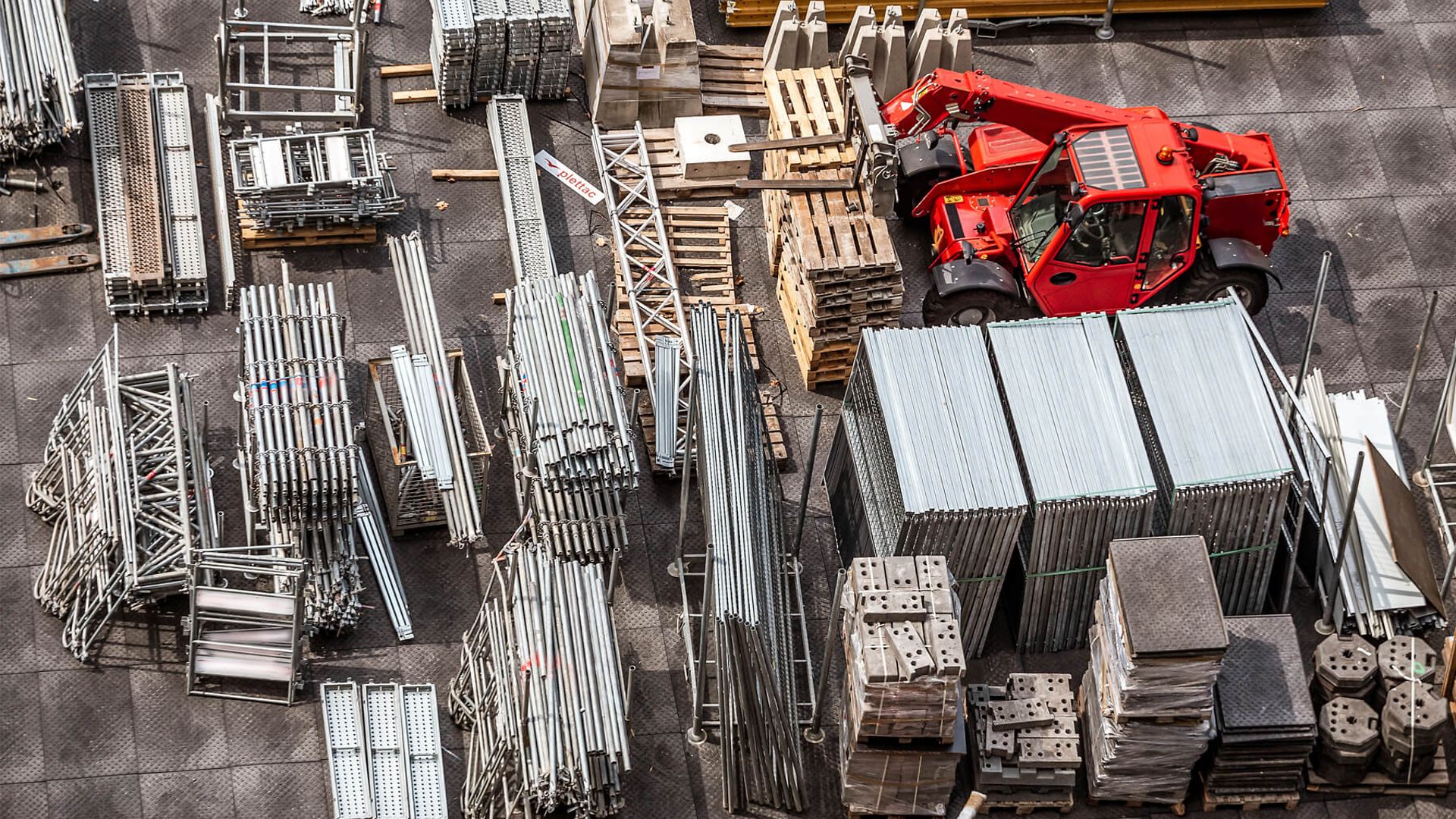 Eine Aufnahme aus der Vogelperspektive von den Materialien einer Baustelle