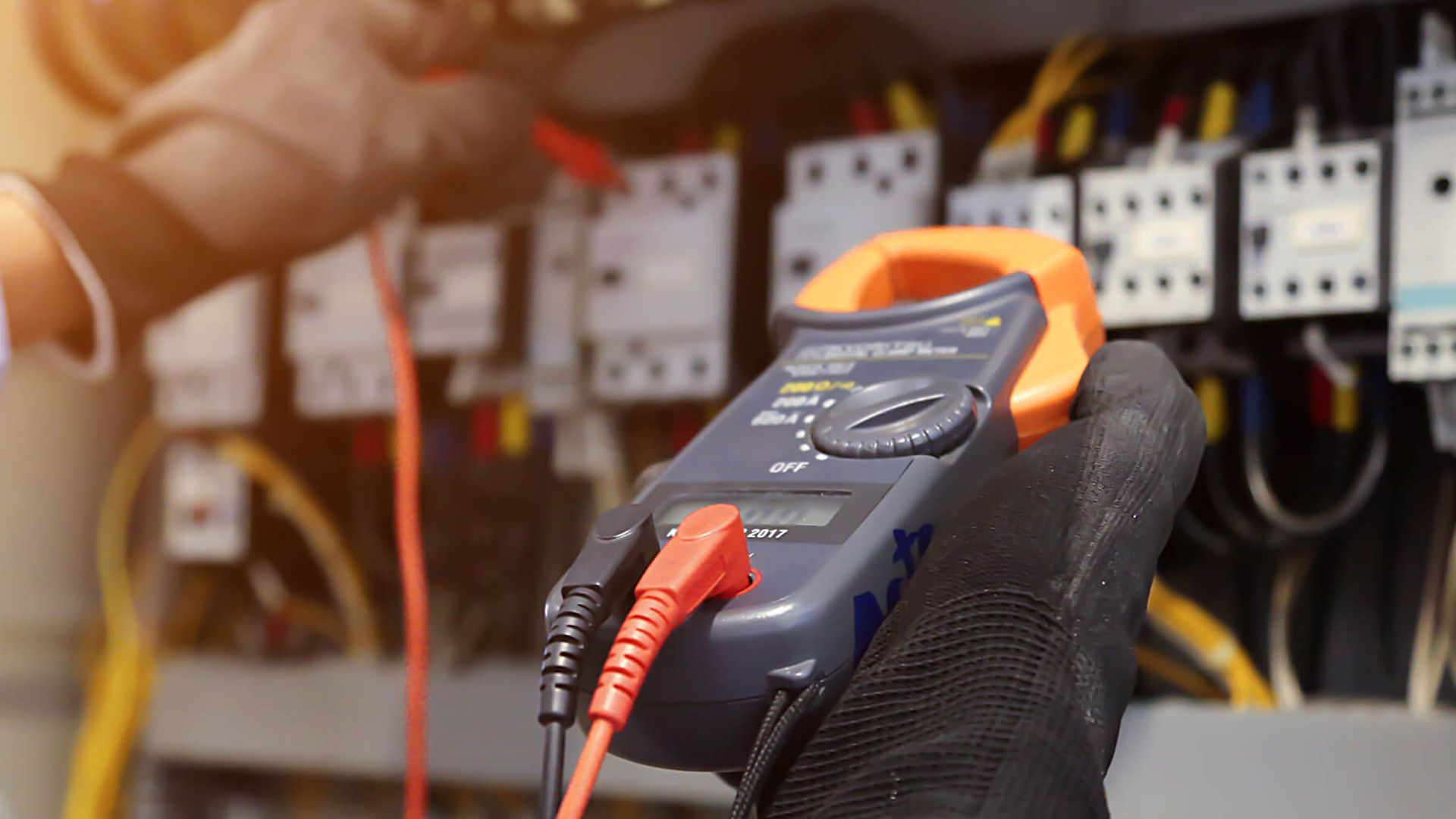 Ein Spannungsmessgerät ist mit einem Schaltkasten verbunden.