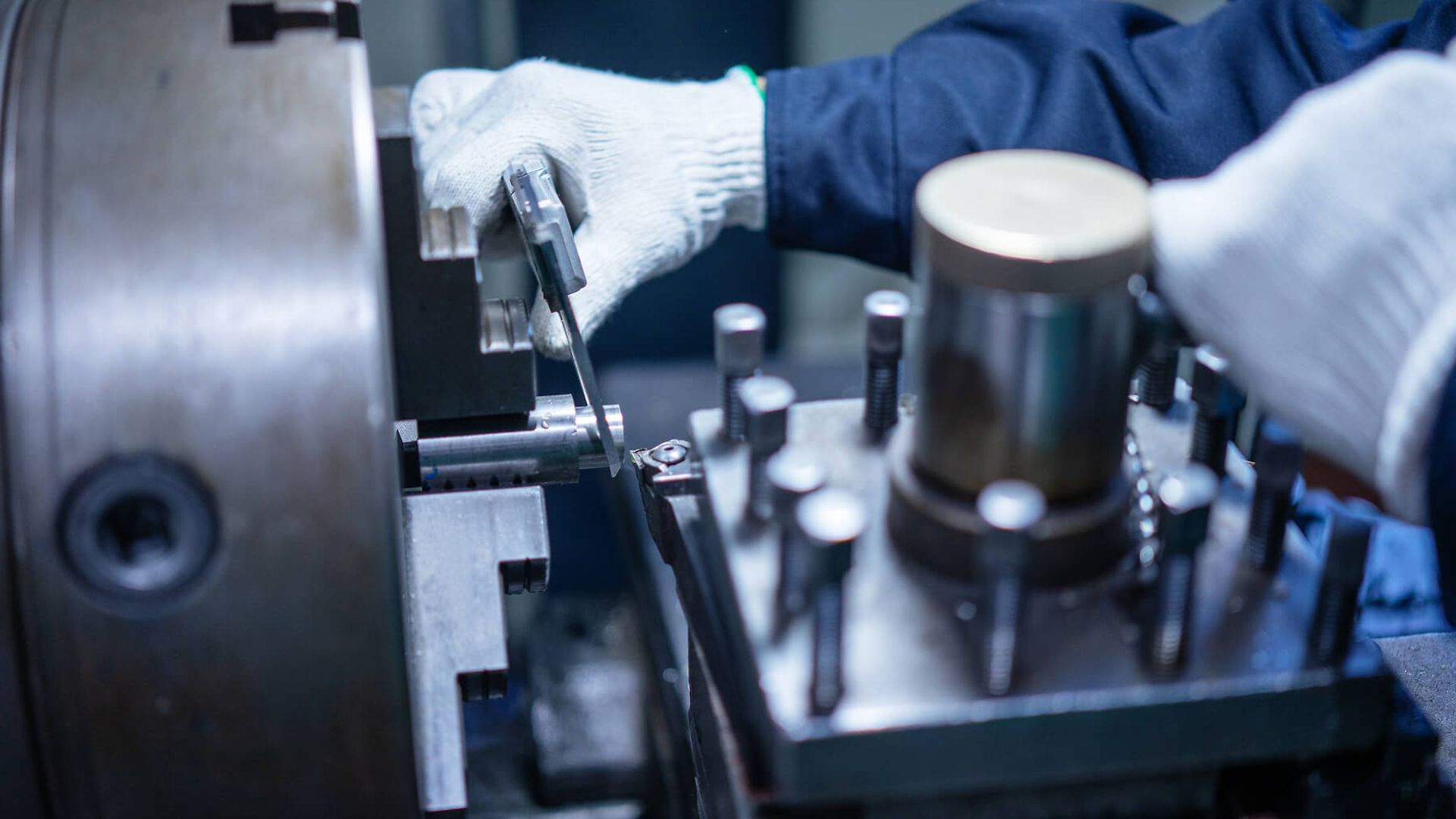 Eine Nahaufnahme einer Maschine, die gerade von einer Person bedient wird.