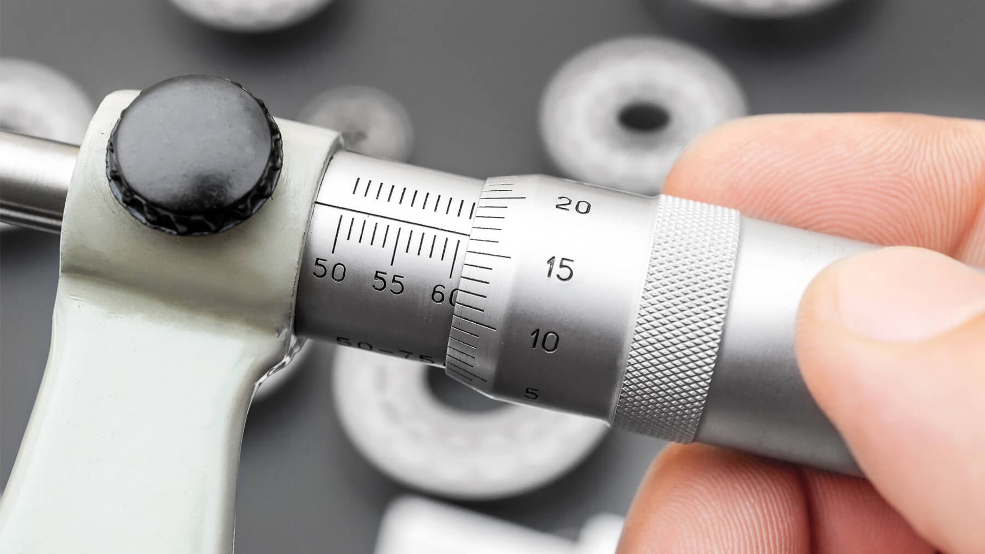 Nahaufnahme eines kleineren Werkzeugs. Das Werkzeug hat eine Maßanzeige