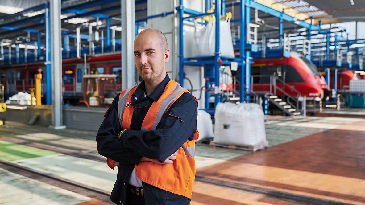 Servicetechniker steht vor einem Zug Stellplatz